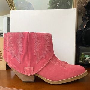 Modern Vice Spirit Coral silky cow suede size 11 New in box Pink cowboy booties
